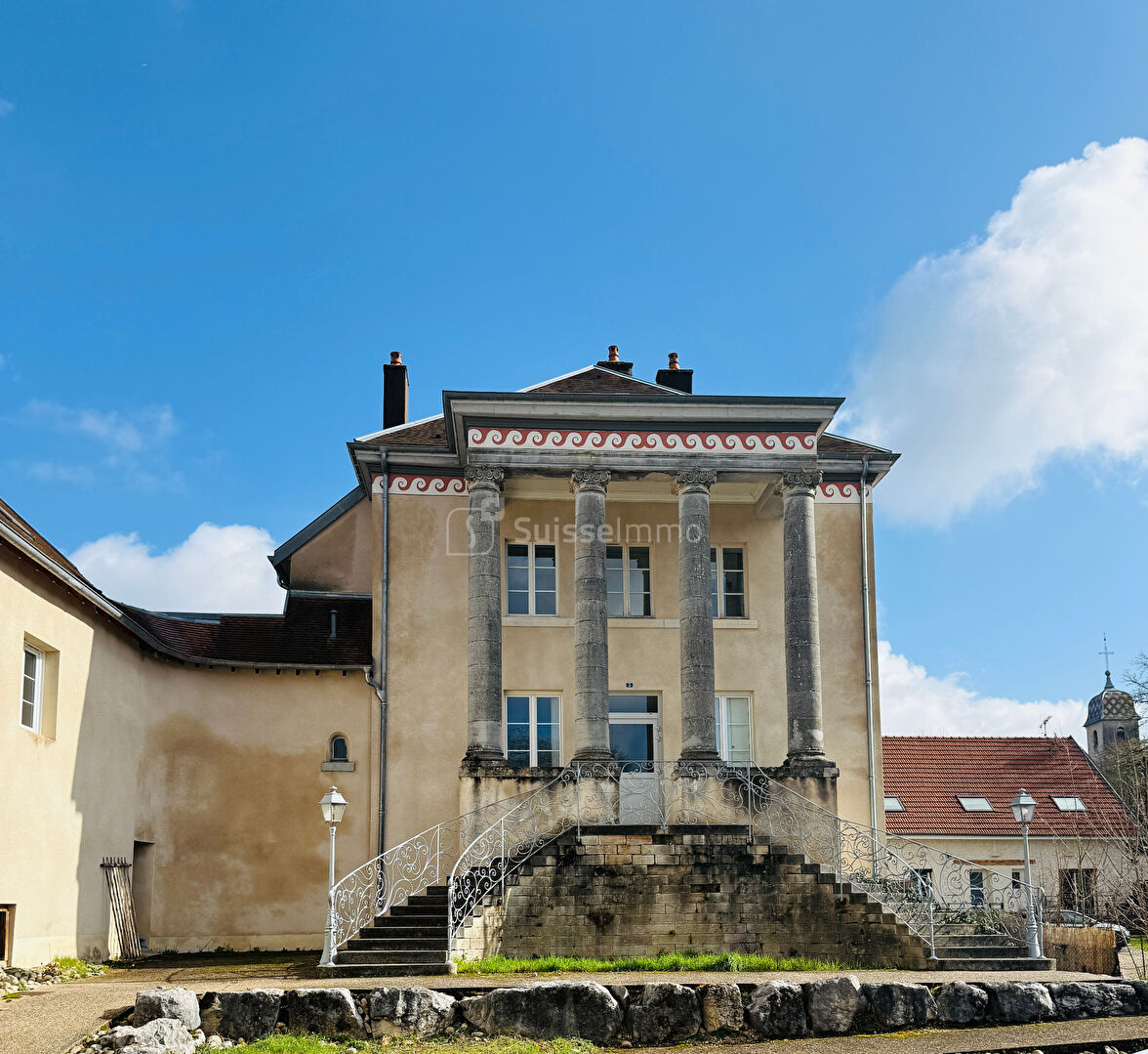 Dans un Ancien Château appartement 84 m² + Terrasse / Cave voûtée/Parking