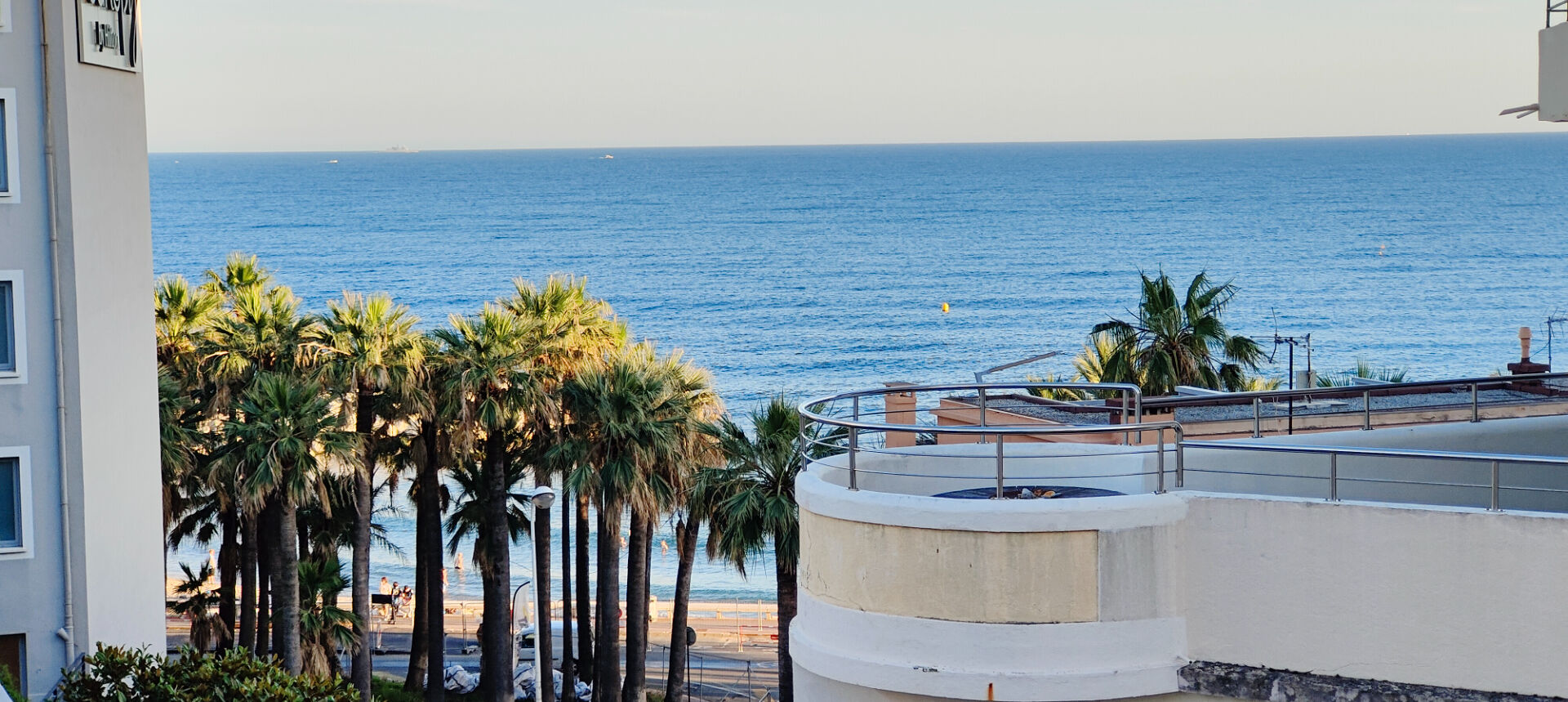 Cannes proche Croisette et Quai st Pierre  4 pièces 96 m²  vue mer et bord de mer avec place de parking et cave derrière le Canopy By Hilton