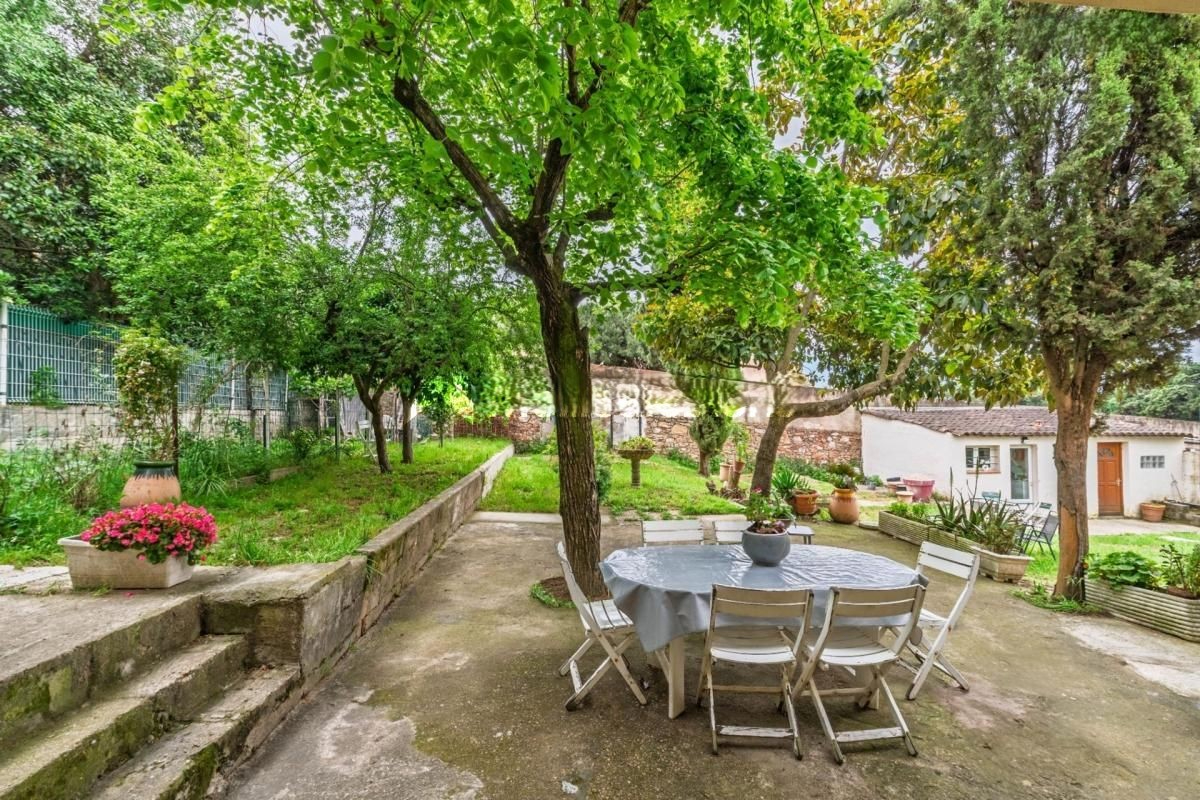 Villa Cannes La Bocca 6 pièces 171 m2 avec jardin piscinable de 900m² avec parking 3 voitures + studio indépendant