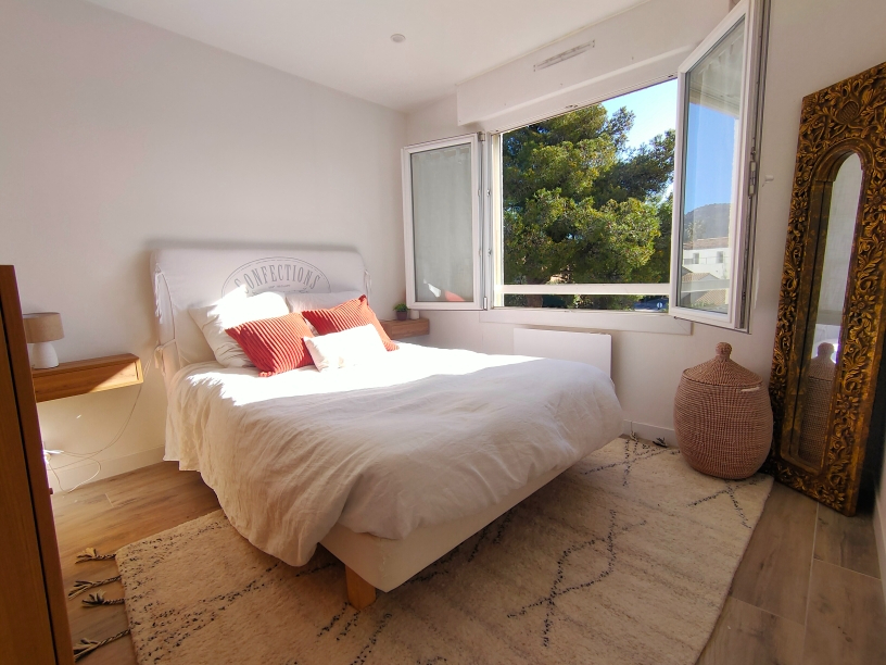 Photo EXCLUSIVITÉ - APPARTEMENT 3 PIÈCES ENTIÈREMENT RÉNOVÉ, CALME ET LUMINEUX - SANARY-SUR-MER image 2/6