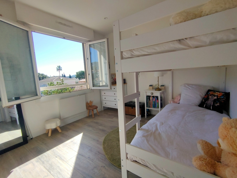 Photo EXCLUSIVITÉ - APPARTEMENT 3 PIÈCES ENTIÈREMENT RÉNOVÉ, CALME ET LUMINEUX - SANARY-SUR-MER image 3/6