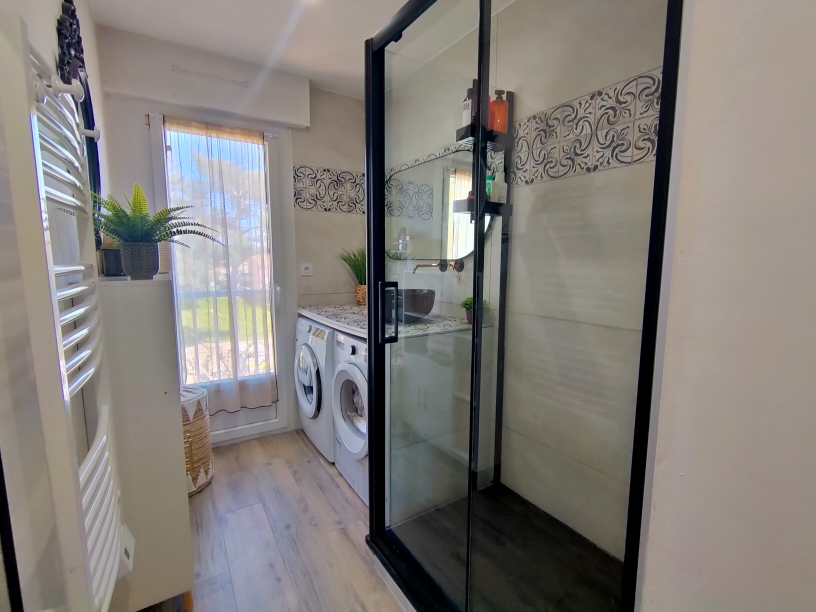 Photo EXCLUSIVITÉ - APPARTEMENT 3 PIÈCES ENTIÈREMENT RÉNOVÉ, CALME ET LUMINEUX - SANARY-SUR-MER image 5/6