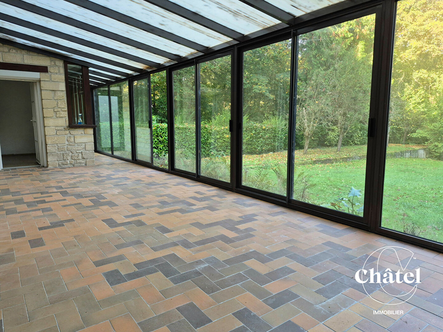 Maison en pierres 4 chambres - véranda- jardin arboré