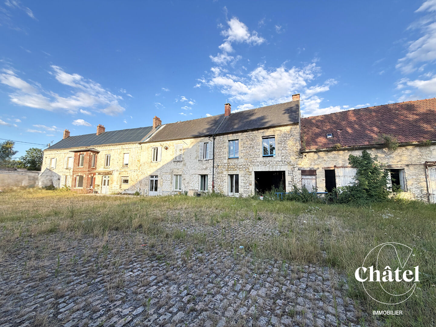 Proche Nanteuil le Haudouin - Ensemble immobilier et dépendances - Travaux