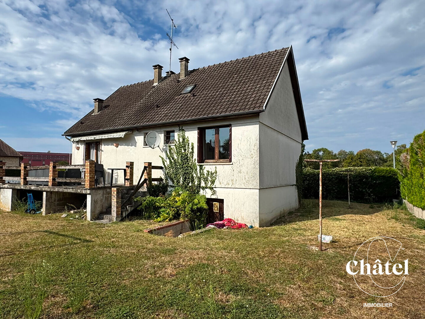 SAINT-MAXIMIN - Maison sur sous-sol et garage - jardin