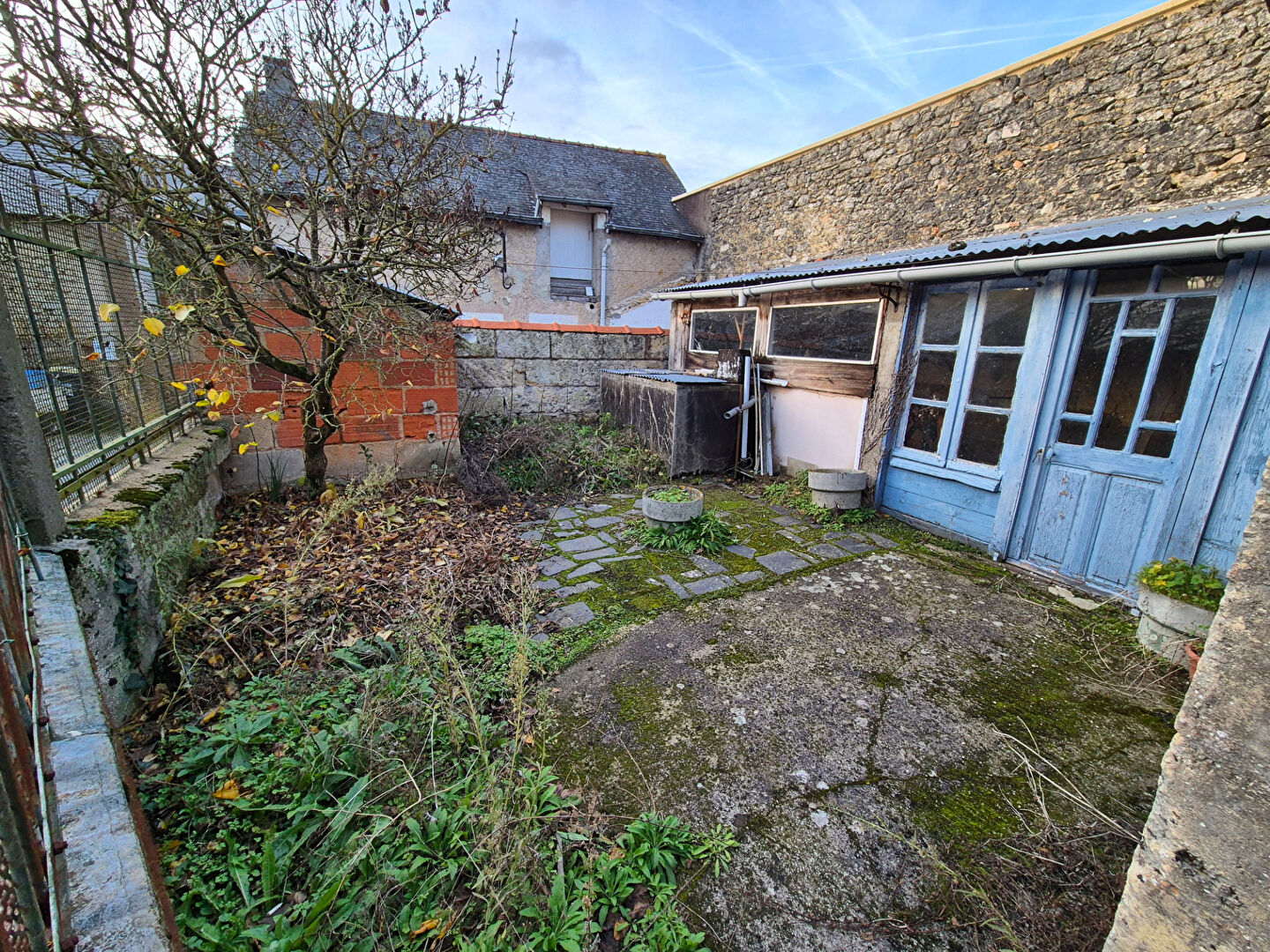 Maison entièrement à rénover avec petit jardin