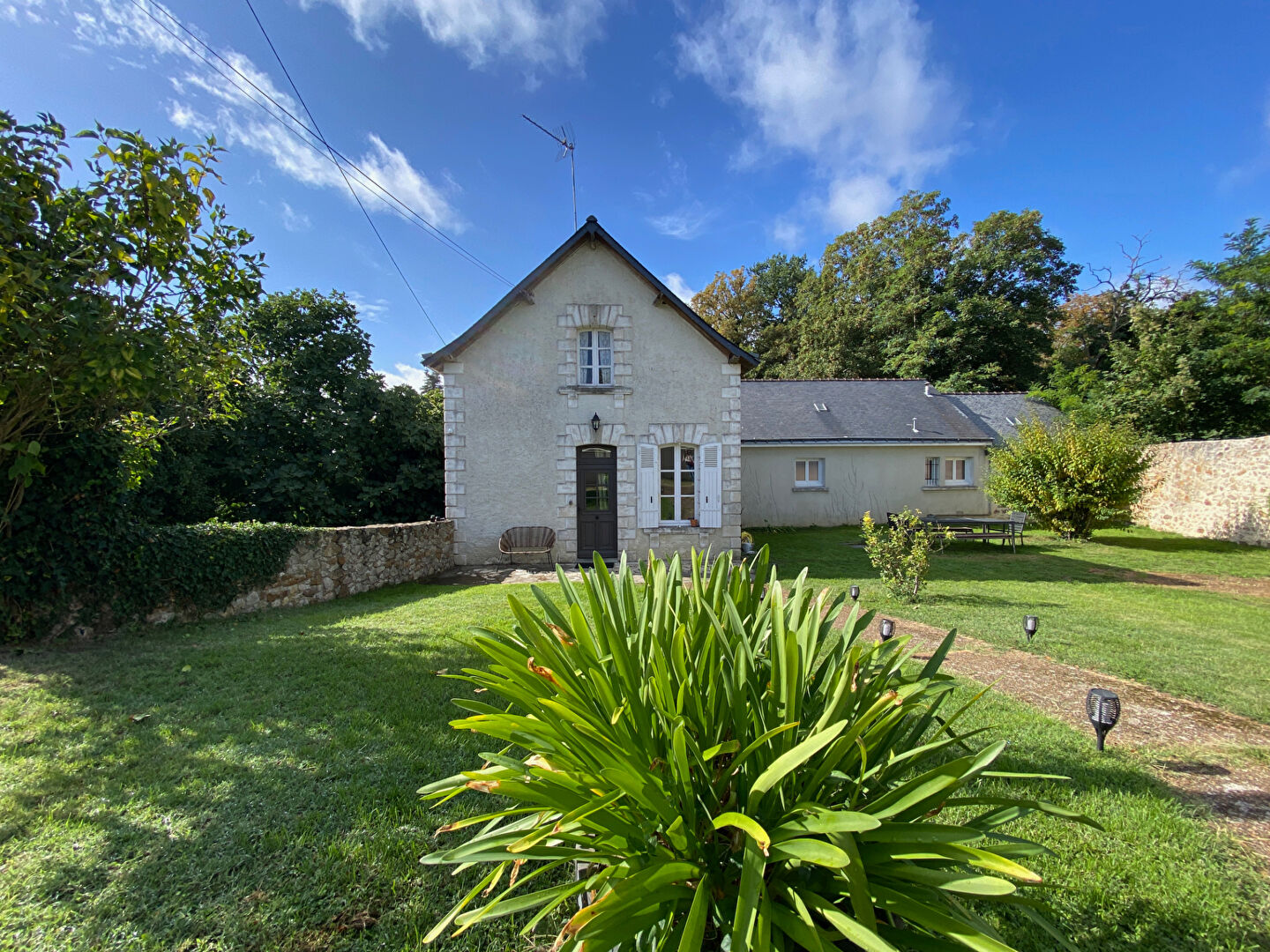 Maison de plain-pied avec grand terrain et dépendances