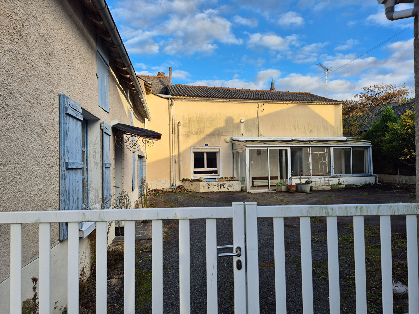 ENSEMBLE IMMOBILIER AVEC DEUX MAISONS - COUR ET DEPENDANCES - LIBRE D'OCCUPATION
