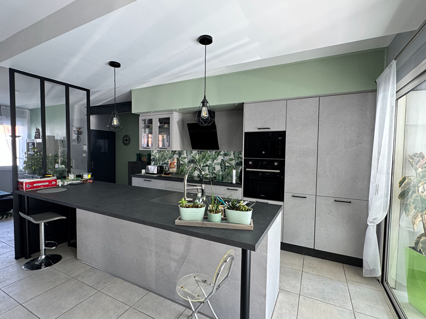 image 
Opportunité rare  villa de 167 m 2 TBE  à  1,2 km de la plage des présidents