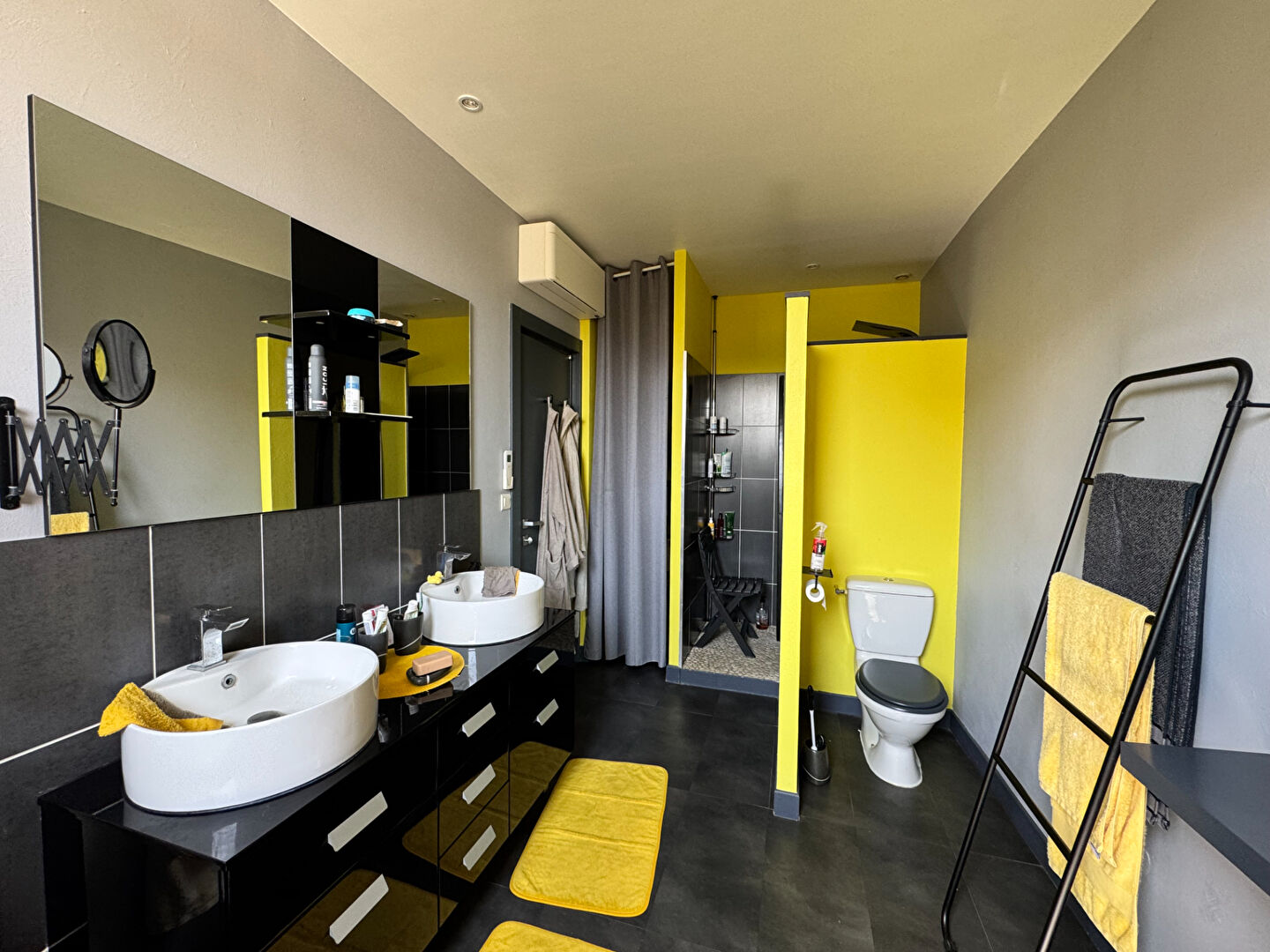 image 
Opportunité rare  villa de 167 m 2 TBE  à  1,2 km de la plage des présidents