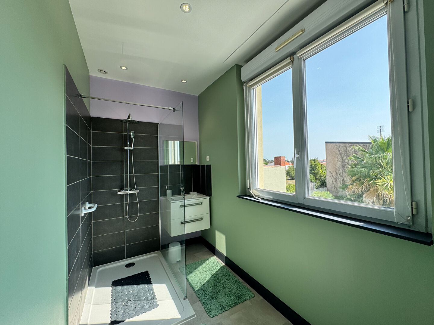 image 
Opportunité rare  villa de 167 m 2 TBE  à  1,2 km de la plage des présidents