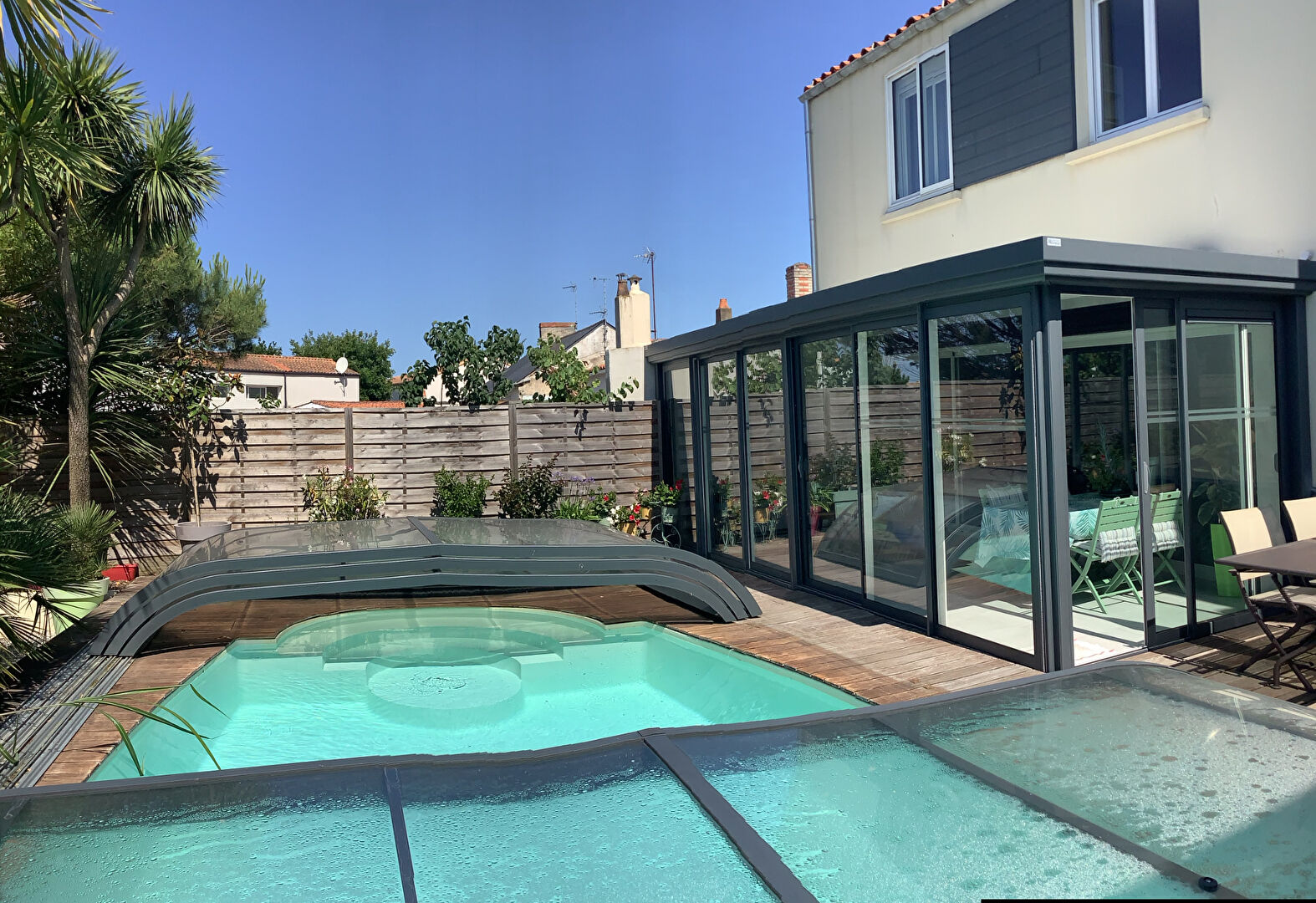 image 
Opportunité rare  villa de 167 m 2 TBE  à  1,2 km de la plage des présidents