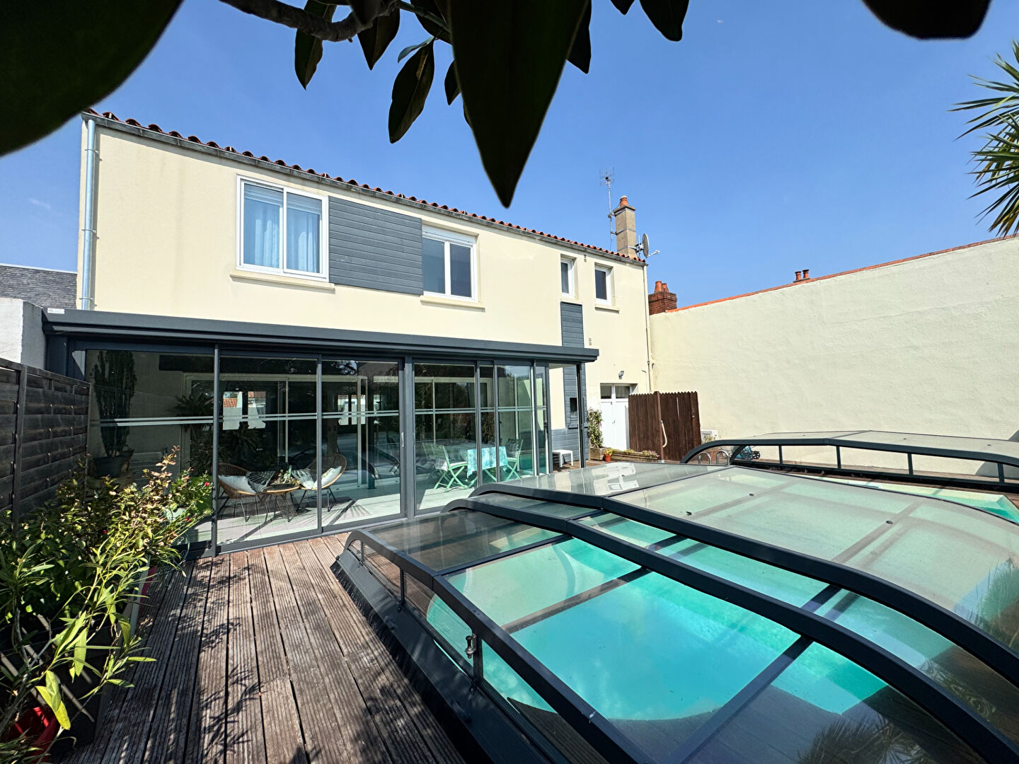 image 
Opportunité rare  villa de 167 m 2 TBE  à  1,2 km de la plage des présidents