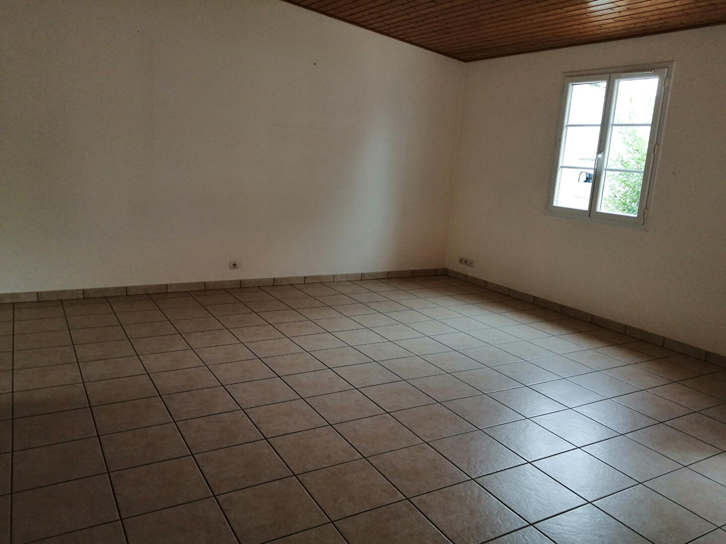 Photo L'agence Vrignaud & Biron Immobilier vous propose en exclusivité BVE (Bien Vendre Ensemble)  à environ 1 kilomètre du centre ville cette maison en parfait état d'entretien ayant bénéficié de nombreux travaux d'amélioration énergétique : isolation par l'ex image 4/6