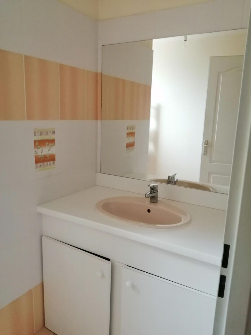 Photo L'agence Vrignaud & Biron Immobilier vous propose en exclusivité BVE (Bien Vendre Ensemble)  à environ 1 kilomètre du centre ville cette maison en parfait état d'entretien ayant bénéficié de nombreux travaux d'amélioration énergétique : isolation par l'ex image 5/6