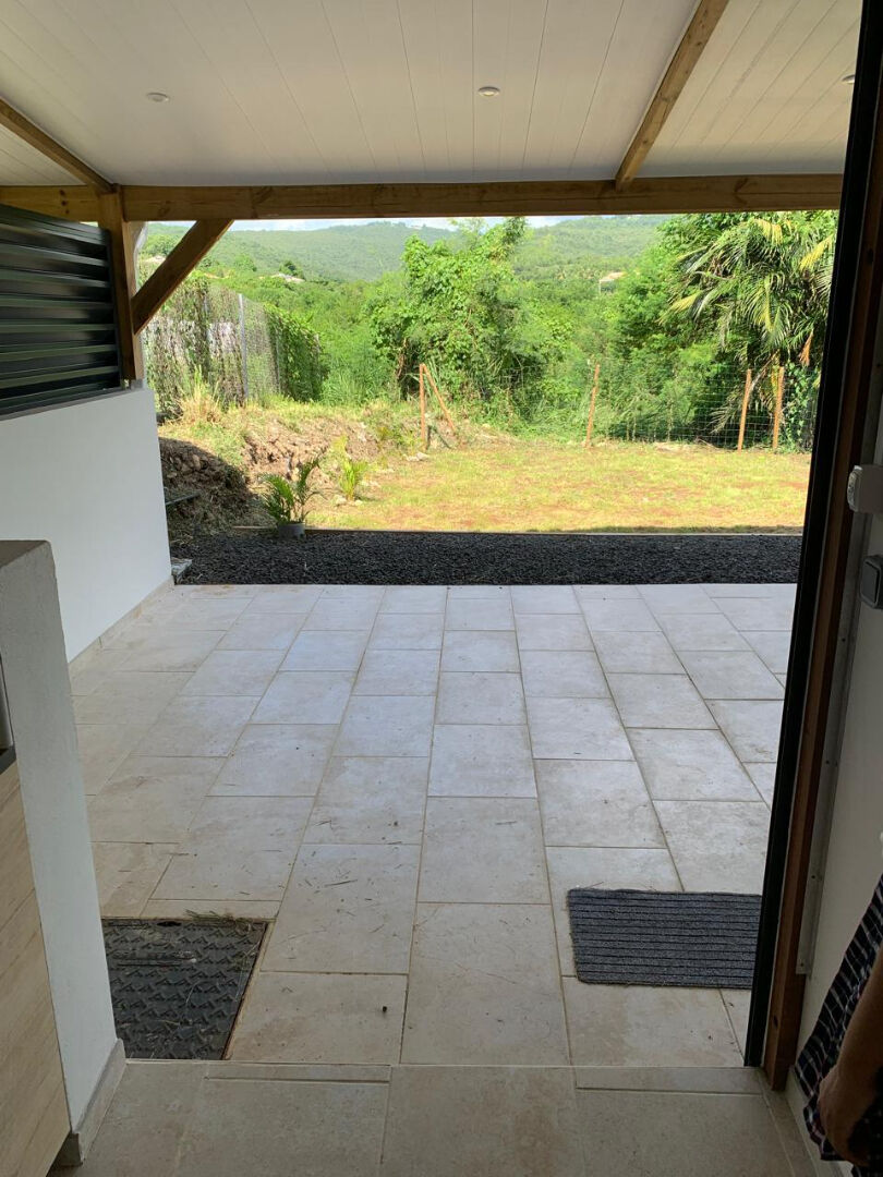 Appartement T2 SAINTE-LUCE - parking - terrasse couverte et jardinet