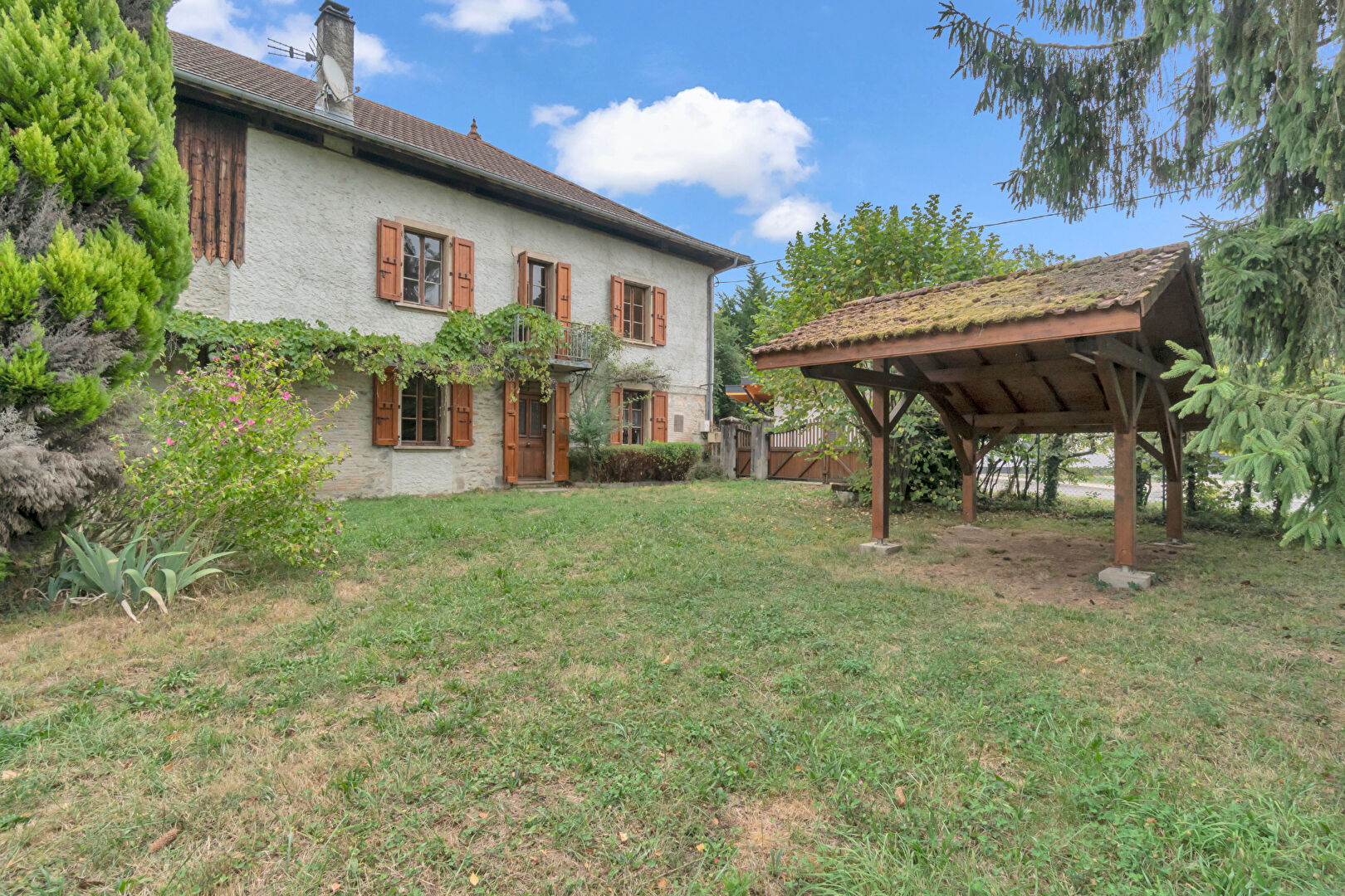 Exclusivité Corner Immo -Maison ancienne avec dépendances (400 m² au sol) et terrain  Les Mollettes (73800)