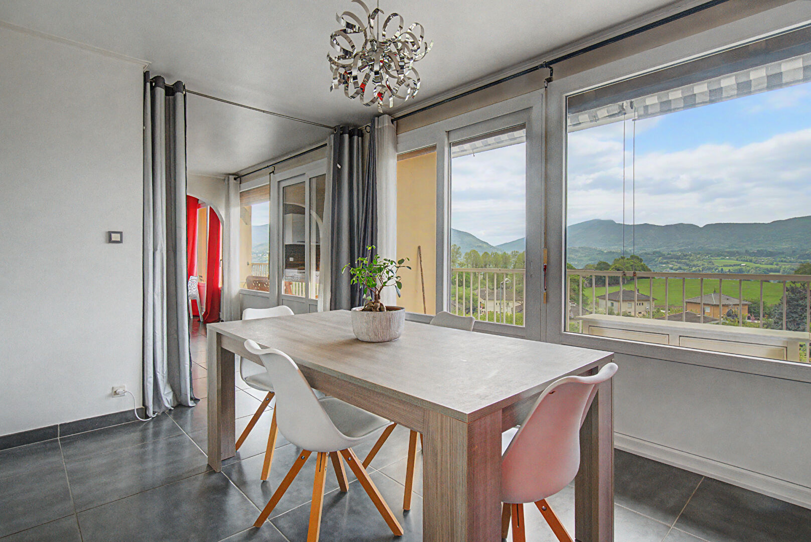 Appartement 5 pièces 110 m² - vue dominante -  2 balcons - cave & garage - Chambéry