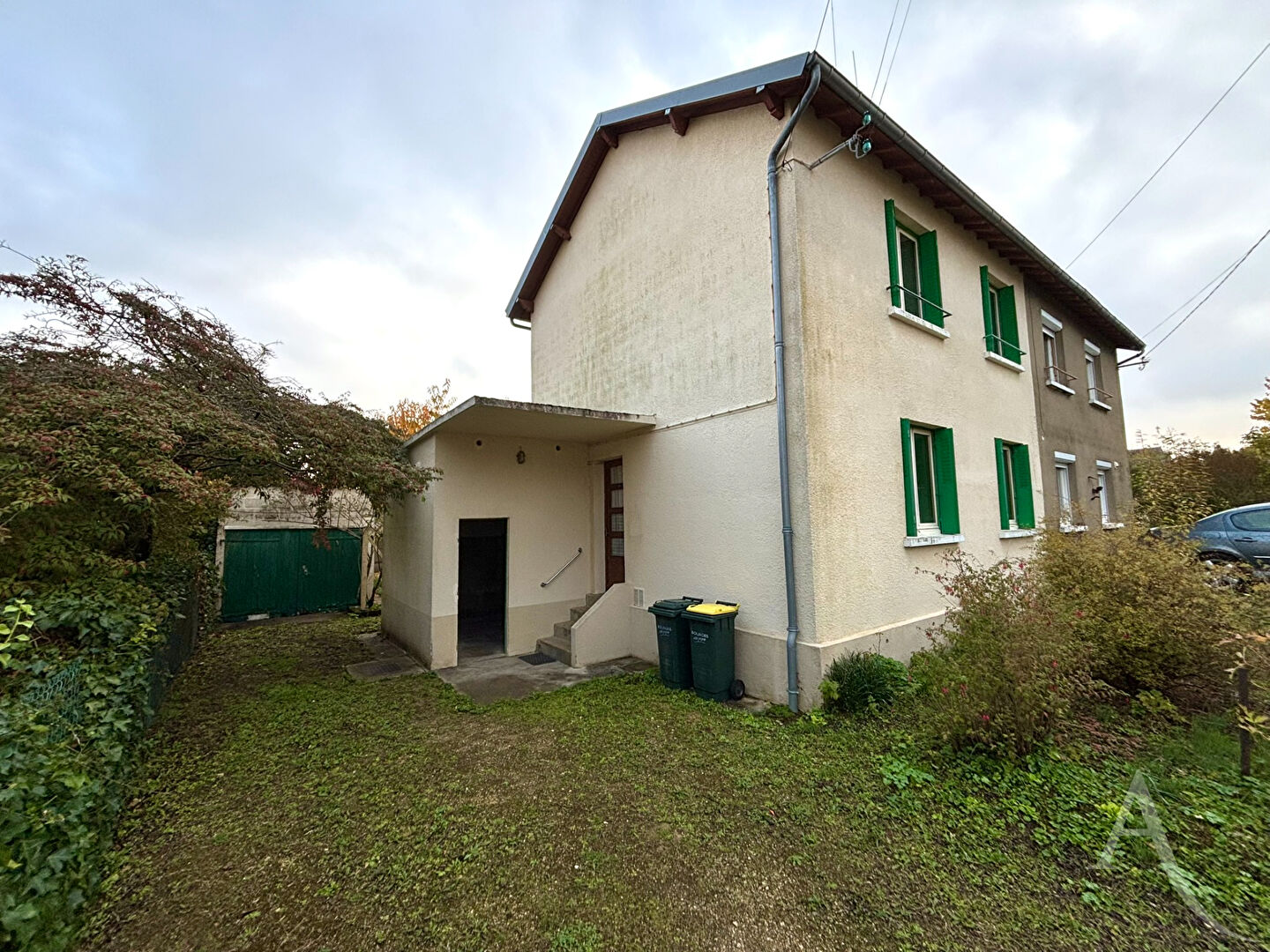 Maison 3 chambres avec dépendances et travaux - Bourges