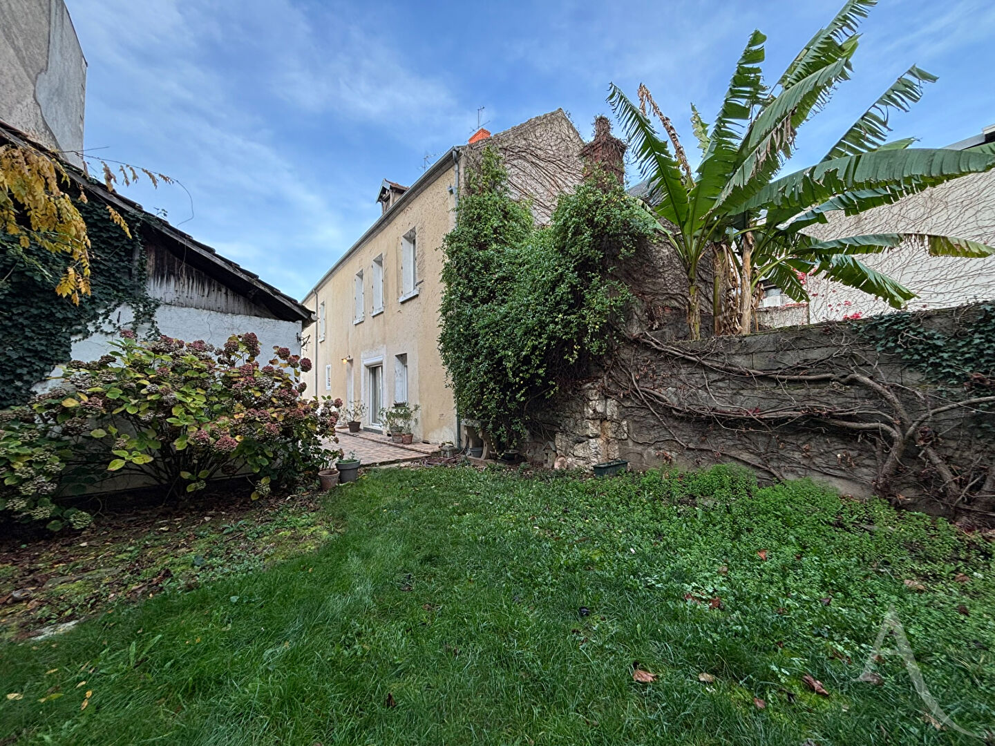 Maison Bourges à deux pas du centre ville avec Jardin garage et local !