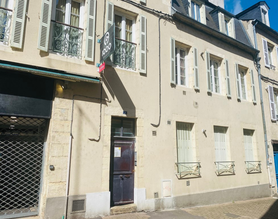 EN VENTE  - NEVERS - 2 H 30 PARIS Appartement fonctionnel  une chambre et un bureau