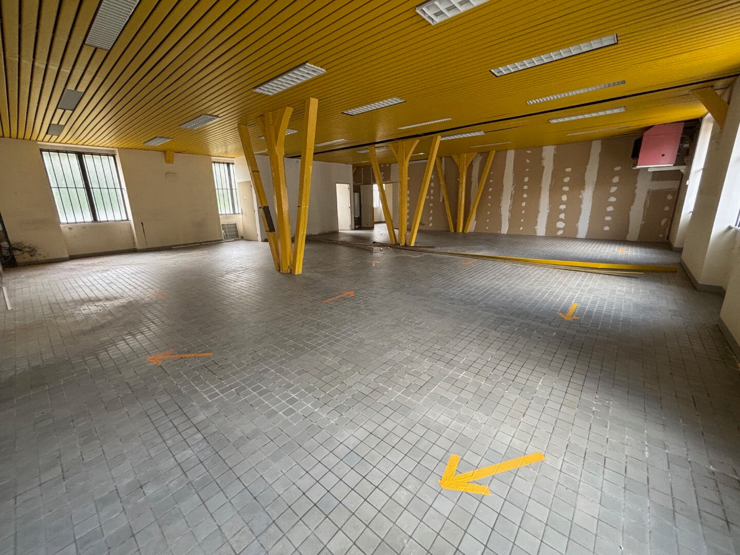 A VENDRE - ENTREPOTS / LOCAUX COMMERCIAUX - CENTRE VILLE FOURCHAMBAULT