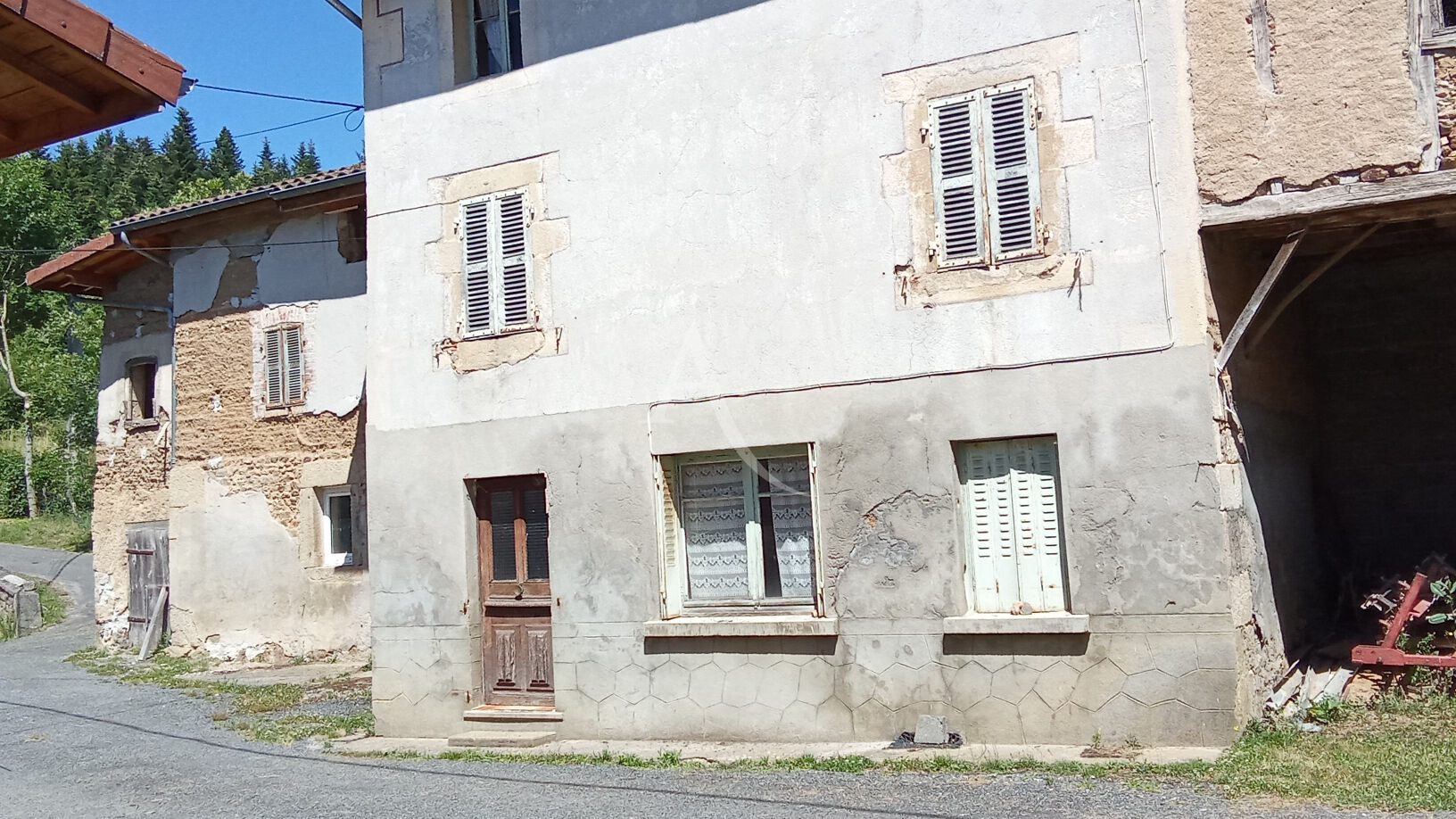EN VENTE - AUGEROLLES ensemble immobilier de 2 Maisons jumelées.
