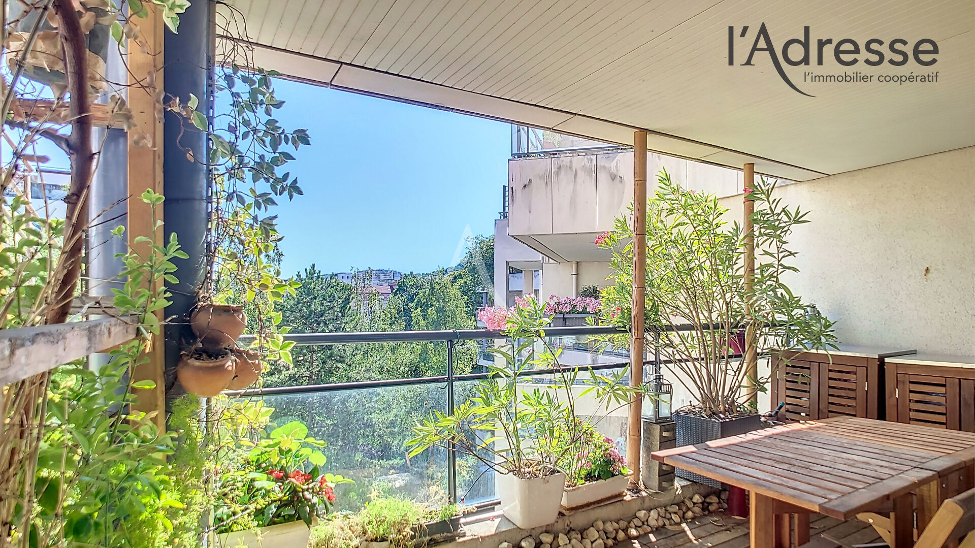 SURESNES limite Puteaux/ Quartier Belvédère Appartement 4 / 5 pièces de 114 m²  - Terrasse 8m² - cave et double place de parking