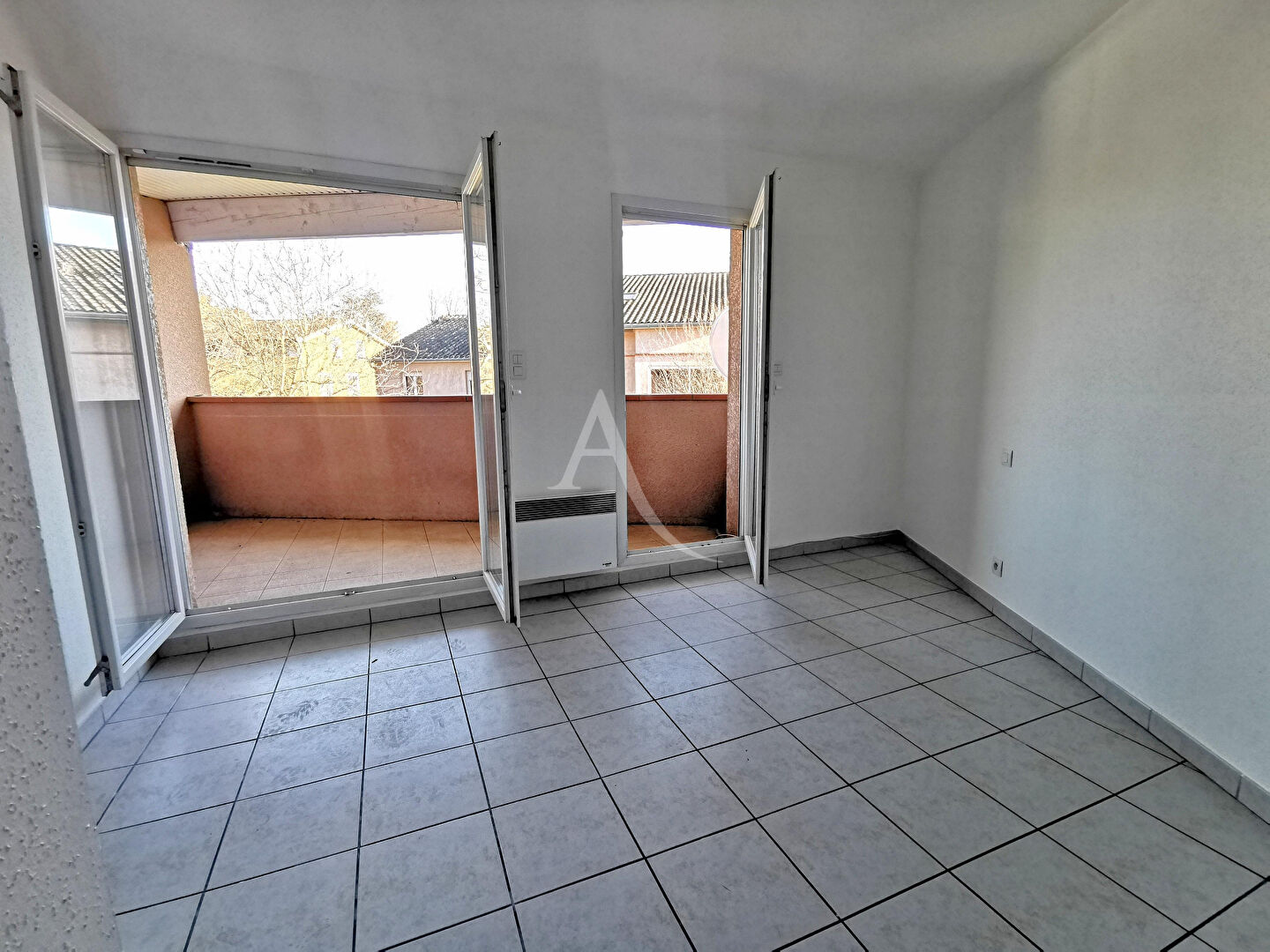 Photo BAZIEGE GRAND T2-T3 DE 64 M² AVEC 2 BALCONS ET 1 PLACE DE PARKING. image 3/6