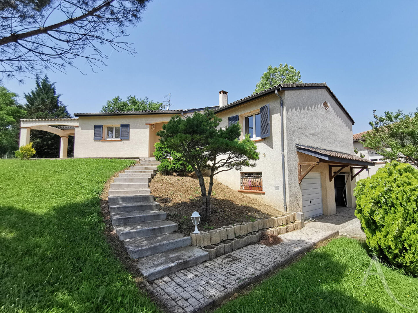 BELLE MAISON A LOUER Saint Jean 5 pièce(s) 122 m2 avec cheminée, jardion et garage