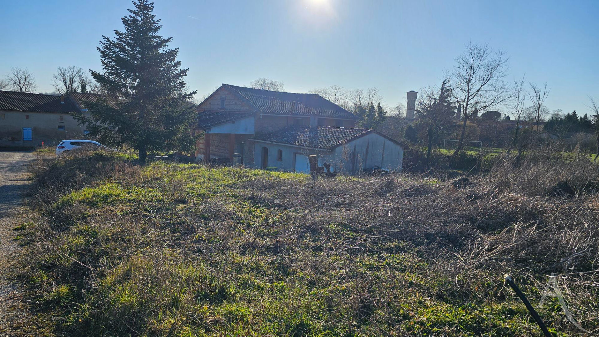 DANS LE LAURAGAIS A NOUEILLES TERRAIN CONSTRUCTIBLE DE 1100 m2 VIABILISE
