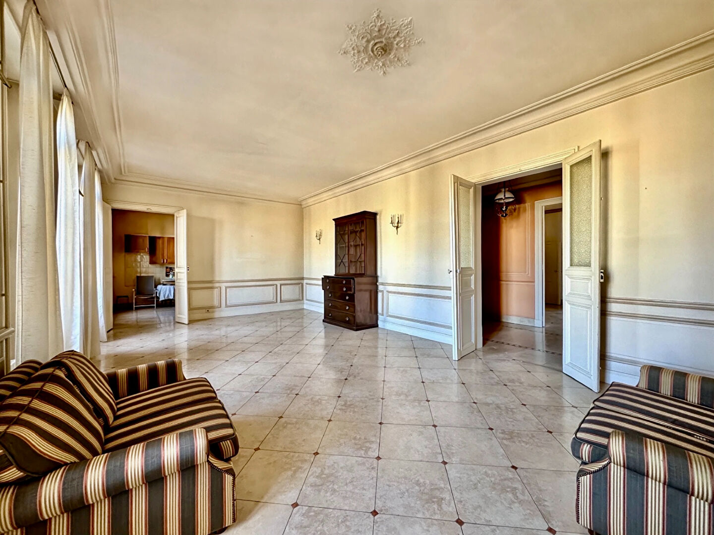 Installer vos bureaux ici !! 168m² à Avignon Intra muros