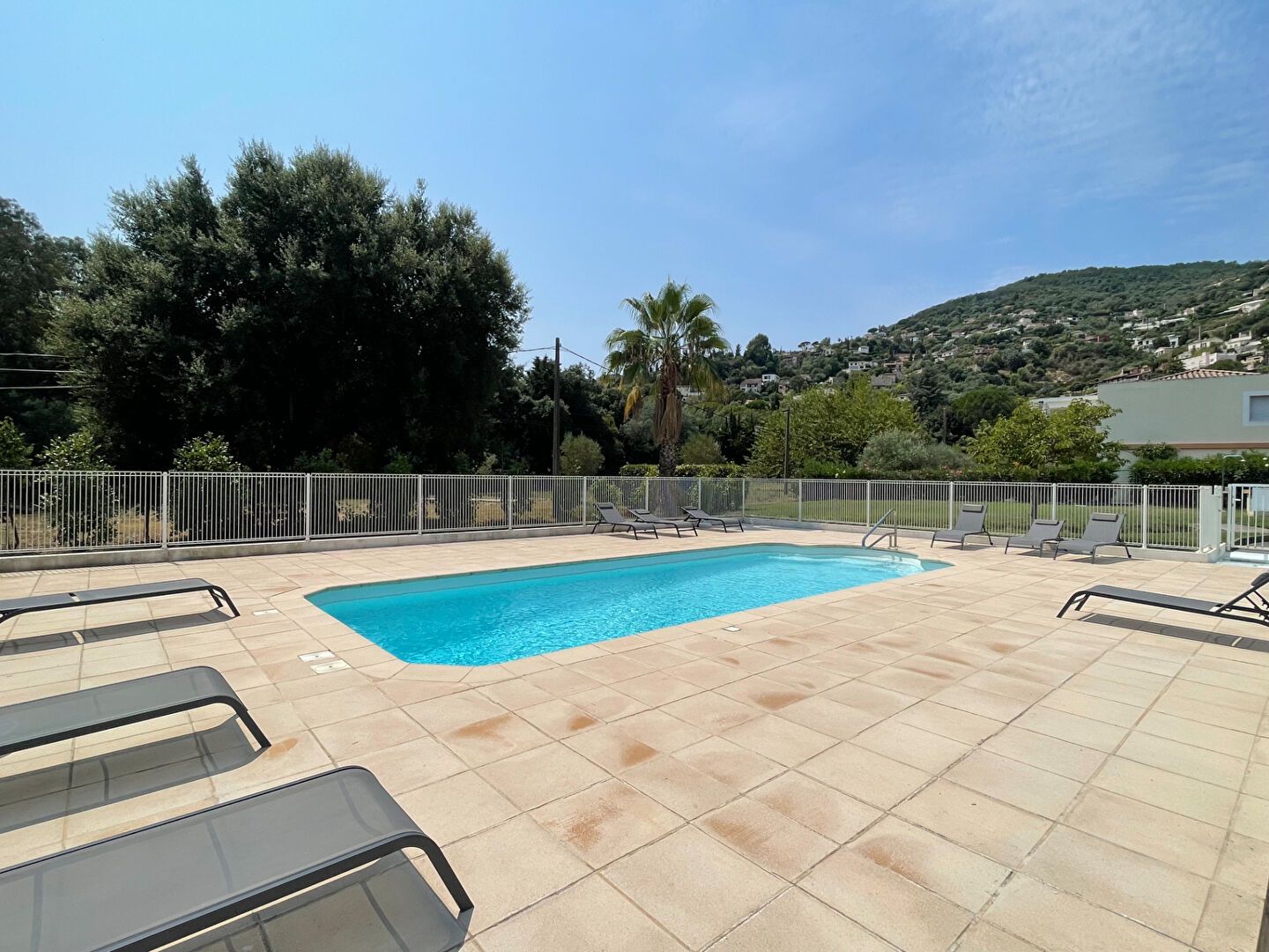 Photo Superbe 4 pièces au dernier étage avec terrasse et double garage. Résidence récente avec piscine image 1/6