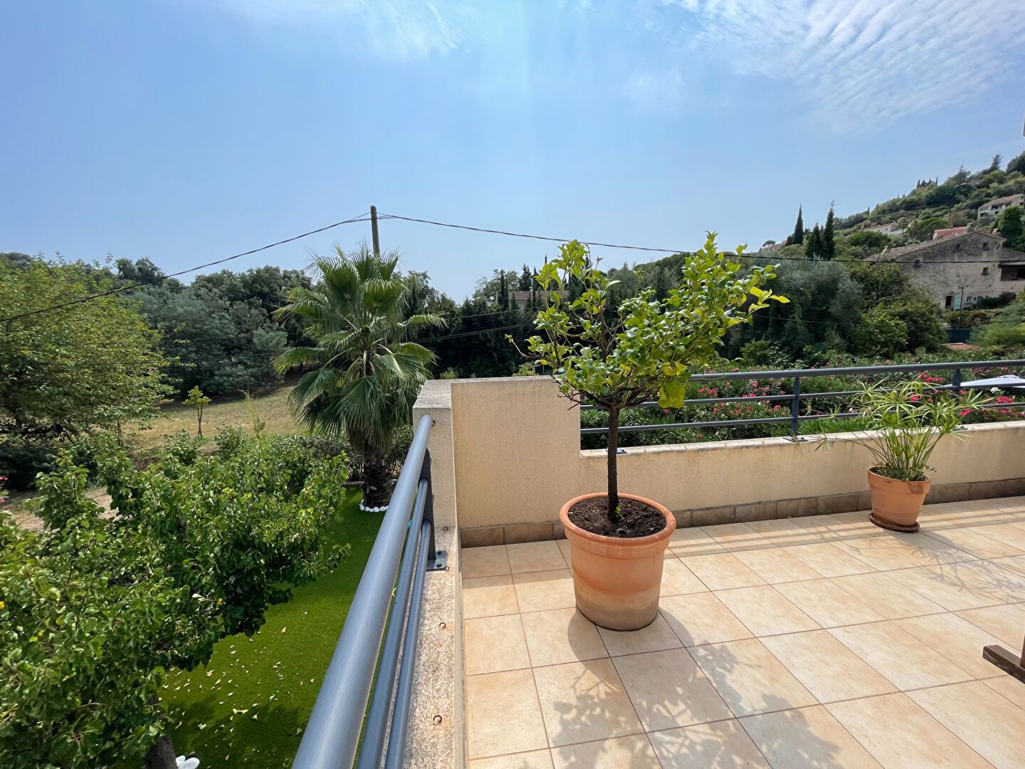 Photo Superbe 4 pièces au dernier étage avec terrasse et double garage. Résidence récente avec piscine image 2/6