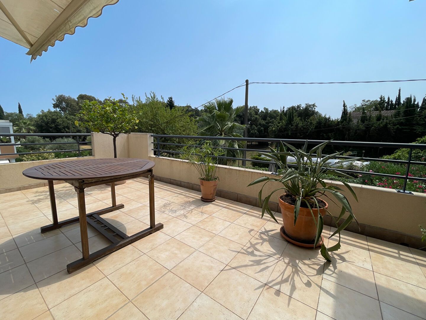 Photo Superbe 4 pièces au dernier étage avec terrasse et double garage. Résidence récente avec piscine image 3/6