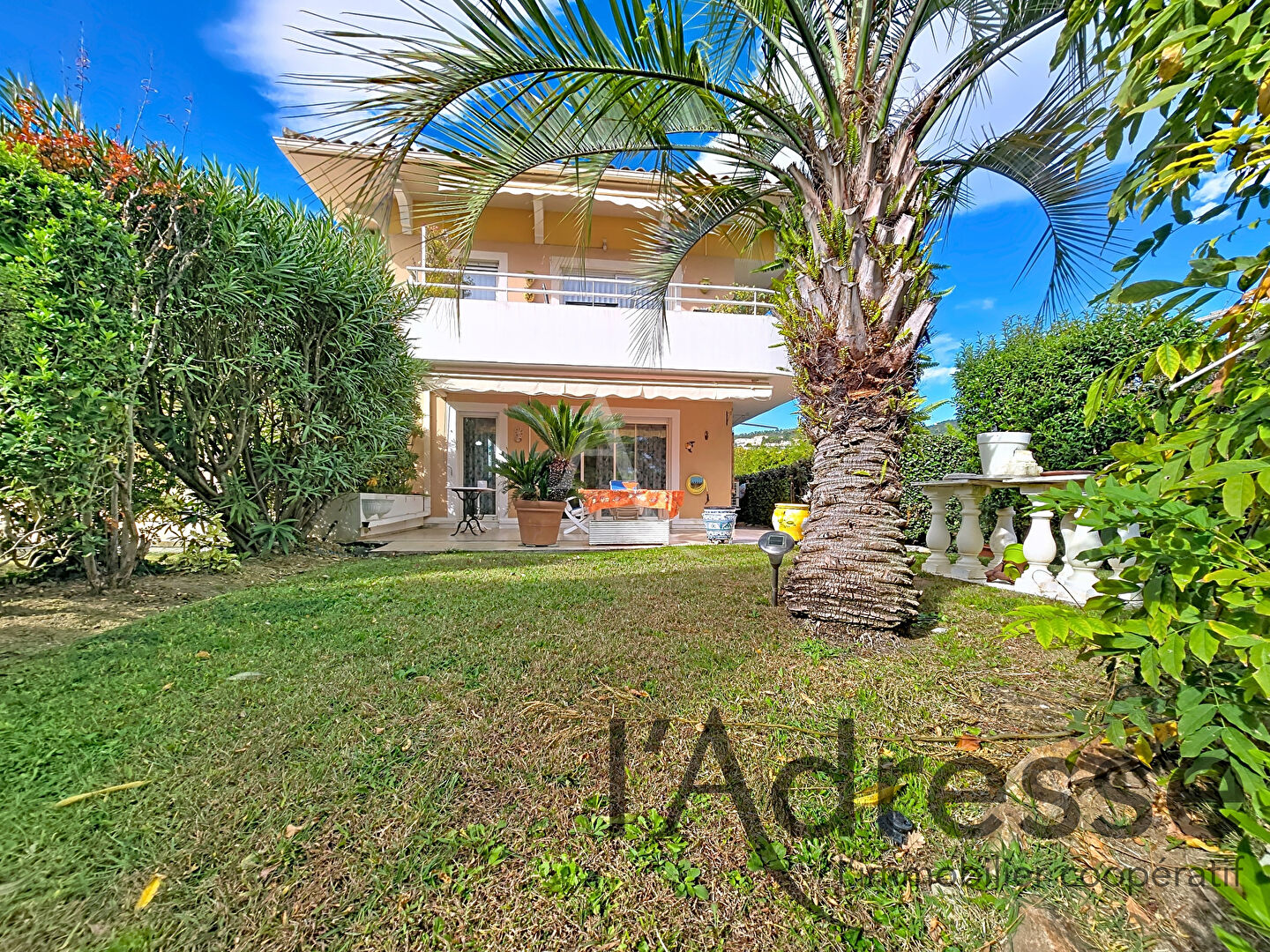 Appartement en RDJ 4 pièces 98m2 avec jardin, garage et piscine à Mandelieu