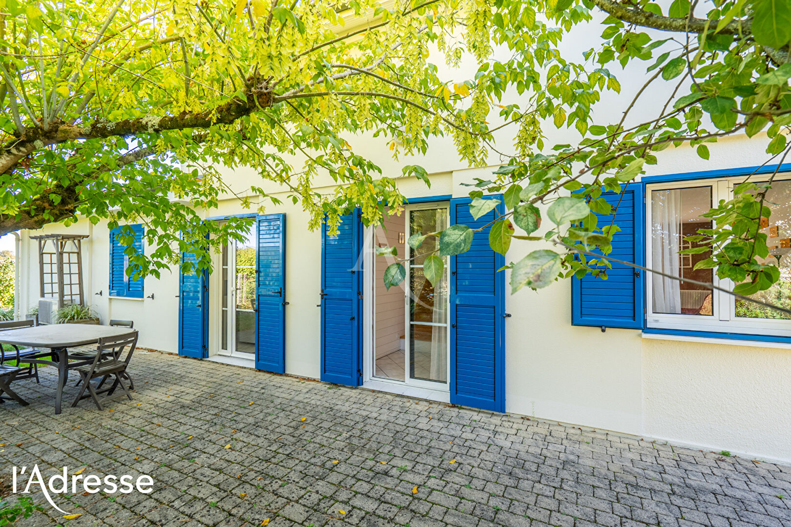 LEOGNAN - CENTRE VILLE - Belle maison familiale avec jardin et grande dépendance