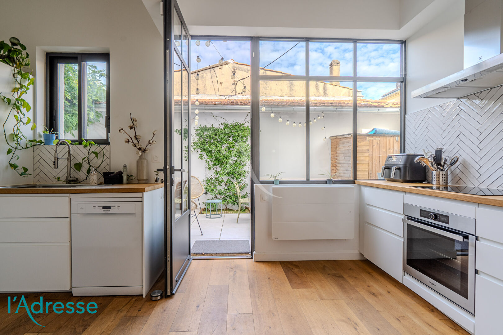 Photo BORDEAUX NANSOUTY - Ensemble immobilier avec cour et piscine. image 5/6