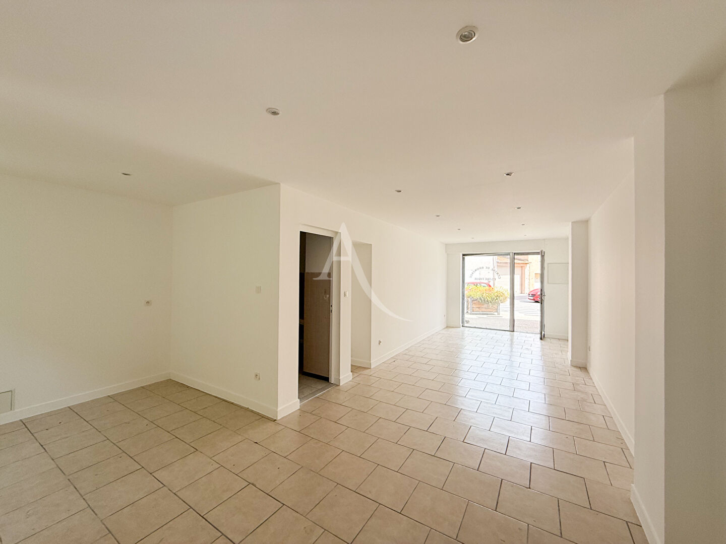 Local commercial avec extérieur en plein centre de Saint-Mitre-les-remparts