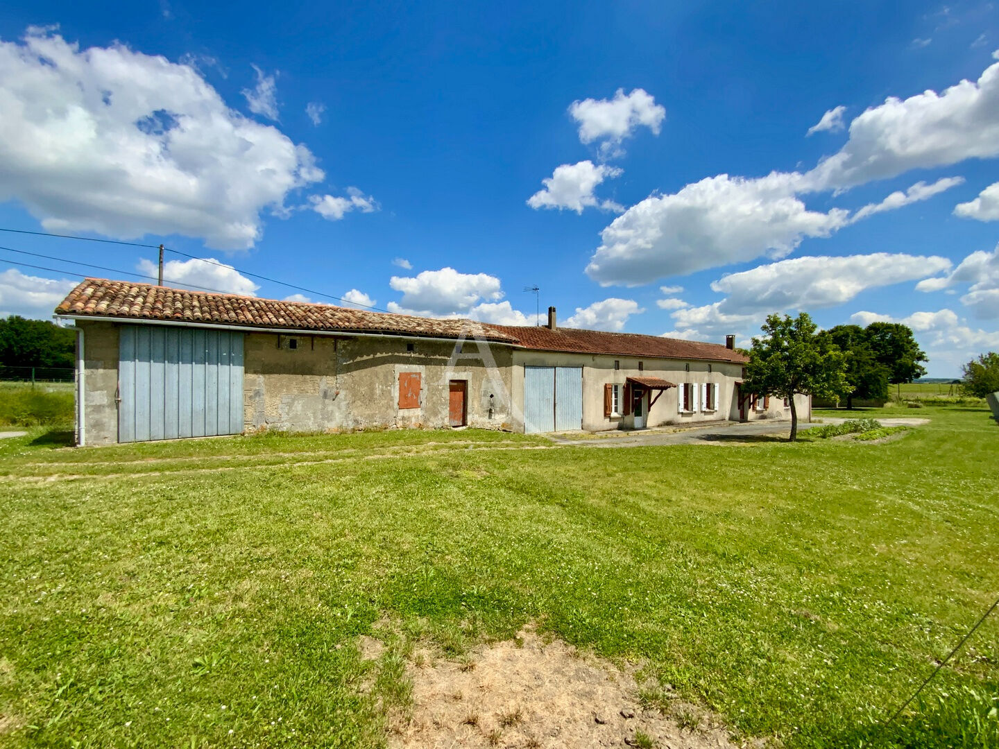 Maison Charentaise à rénover dans un cadre champêtre à 10 min de Jonzac