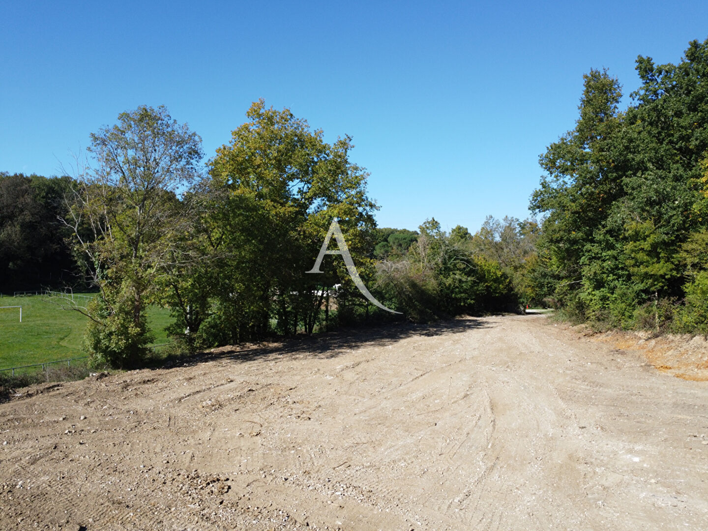 Photo Terrain avec hangar  proche Saintes 275 m2 image 2/6