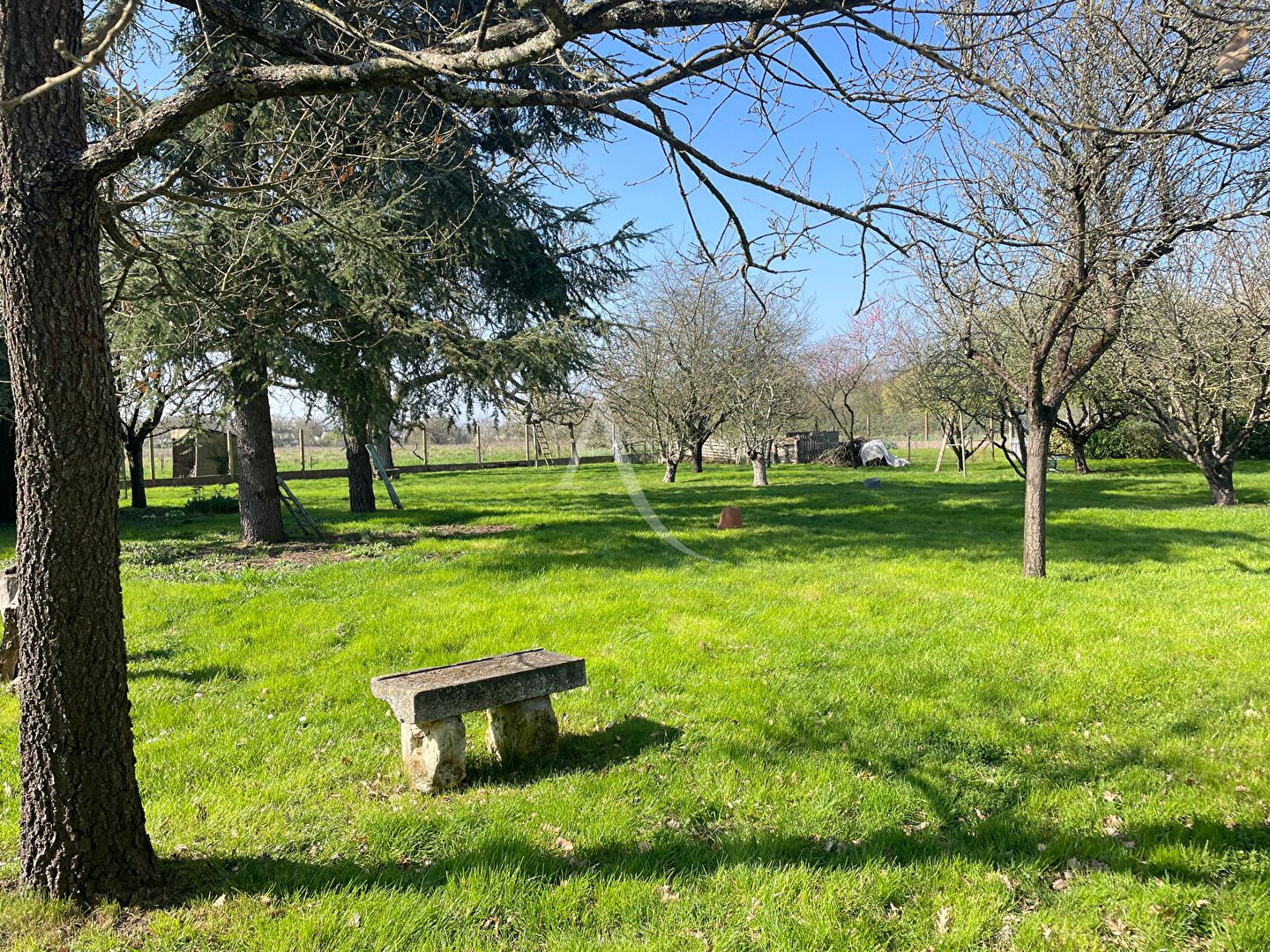 Maison spacieuse avec bâtiment annexe idéal pour divers projets