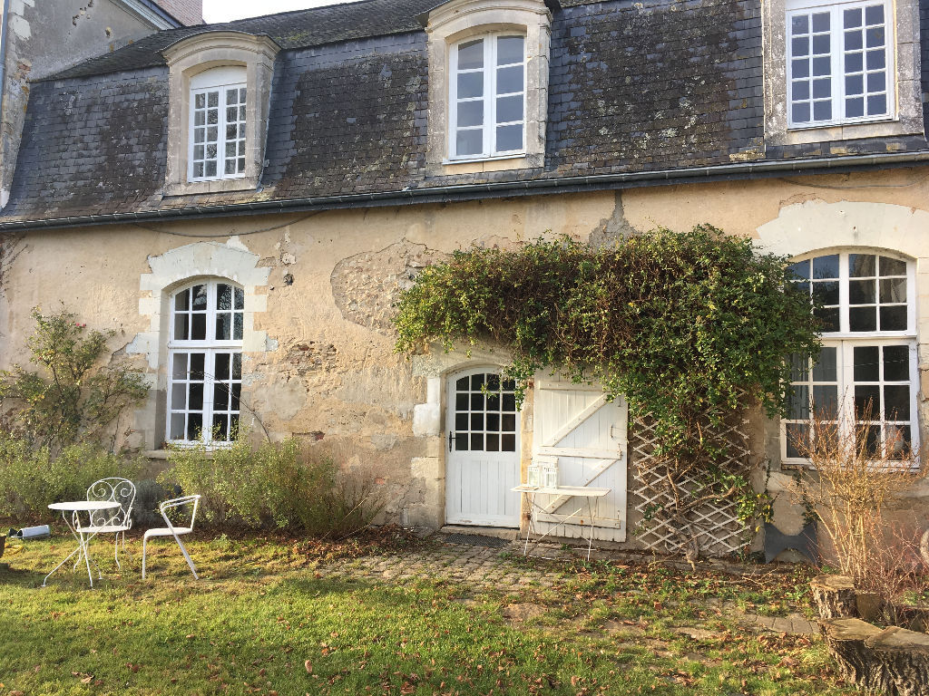 A LOUER DAUMERAY Aile de Château de 140 m2 avec trois chambres