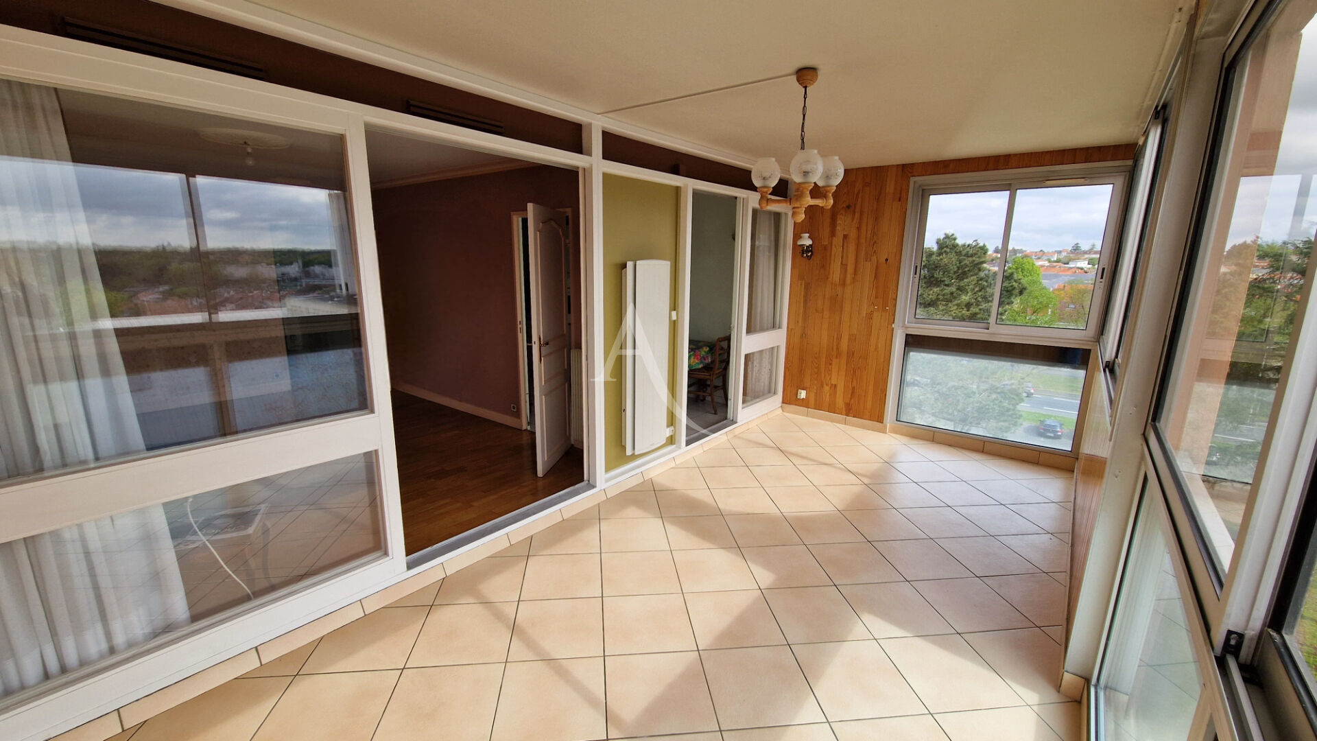 Appartement T5 spacieux avec loggia, cave et stationnement