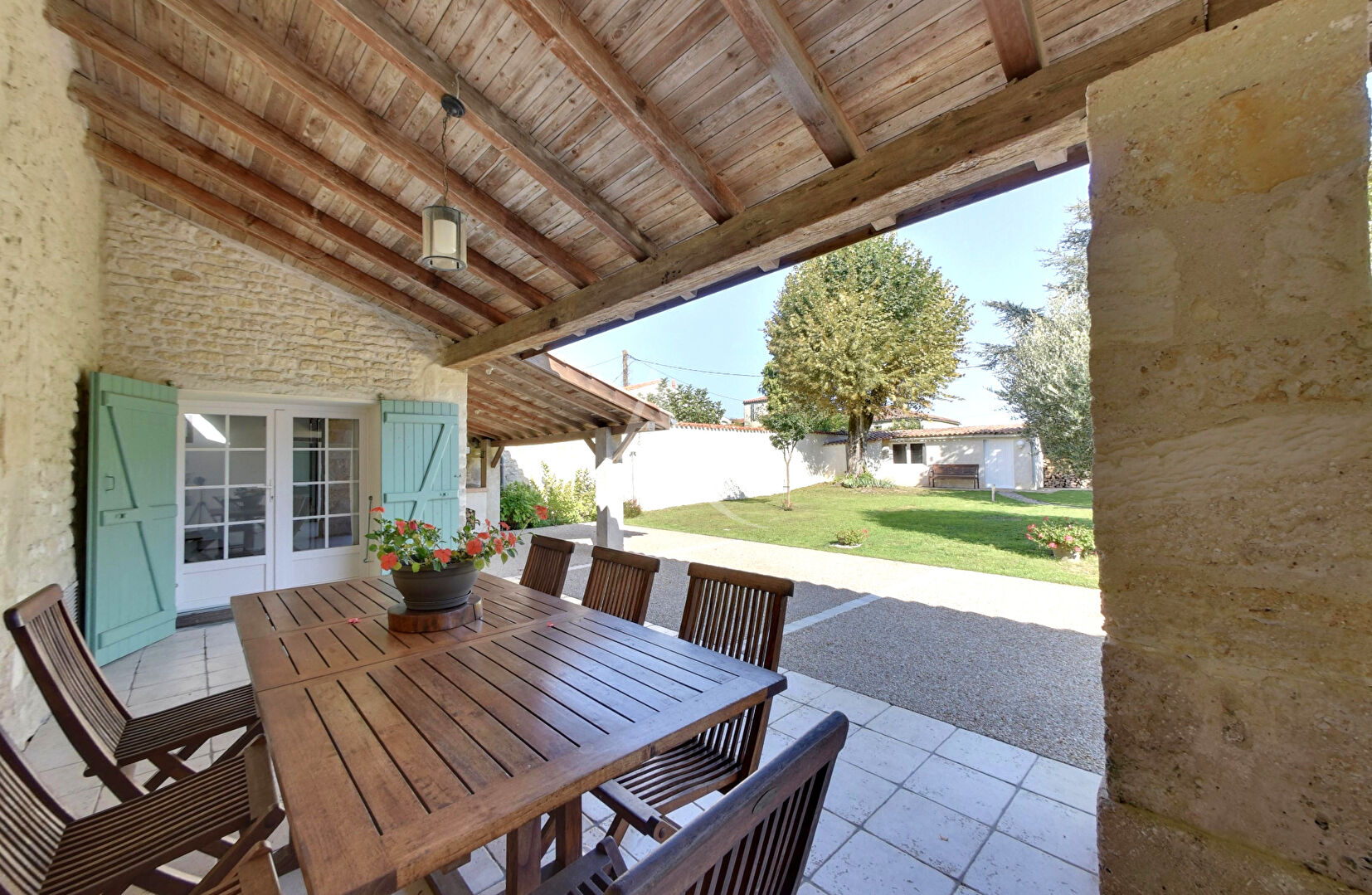 Photo Bâtisse de 215M² en pierre du XVIII siècle à Thairé, La Fondelay image 1/6