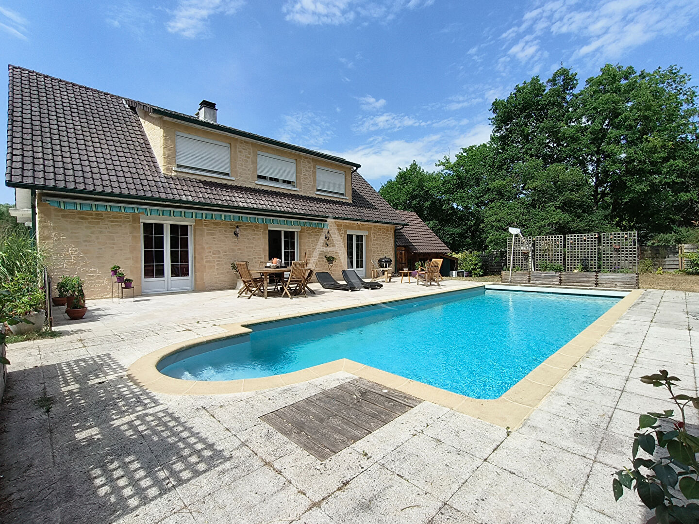 MAISON 6 PIECES AVEC JARDIN ET PISCINE