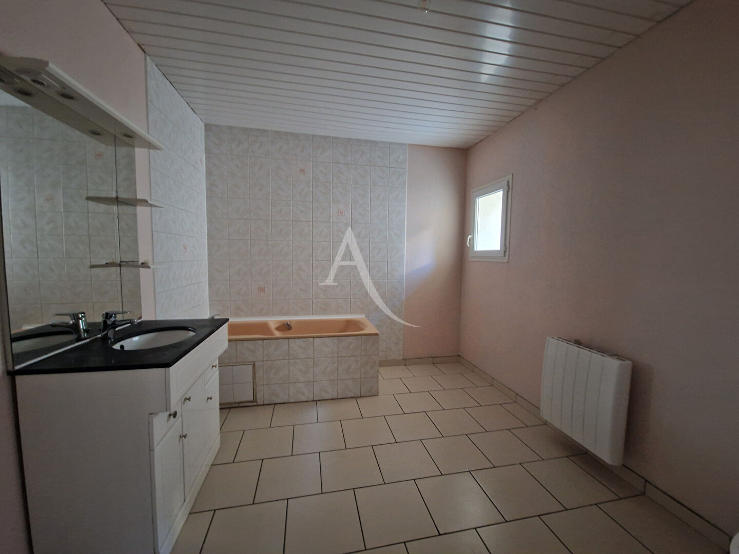 Photo A LOUER MAISON DE BOURG  AVEC COUR, PORCHE, ATELIER, A NUEIL SUR LAYON image 2/6