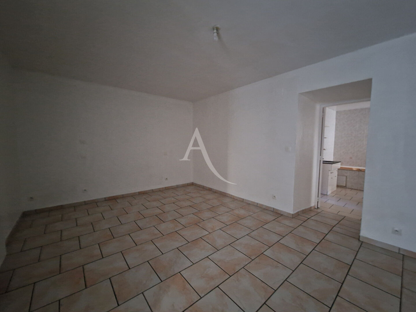 Photo A LOUER MAISON DE BOURG  AVEC COUR, PORCHE, ATELIER, A NUEIL SUR LAYON image 6/6