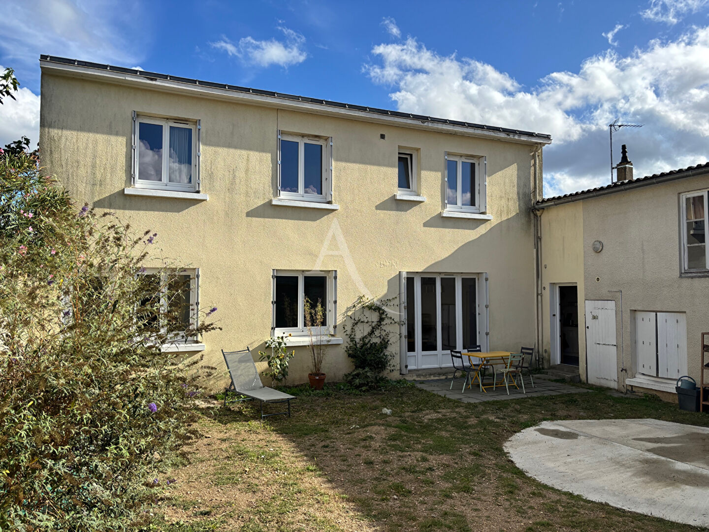 Maison Le Landreau avec local commercial indépendant