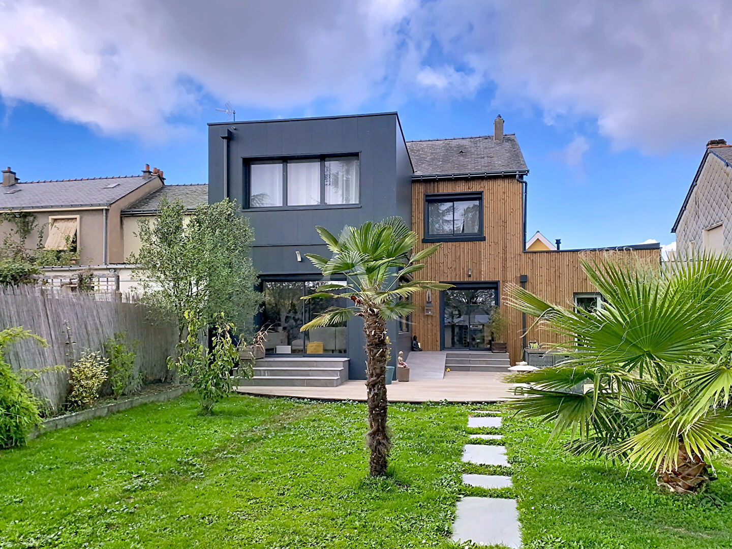 Maison rénové avec 6 pièces et un local professionnel avec un loyer de 470